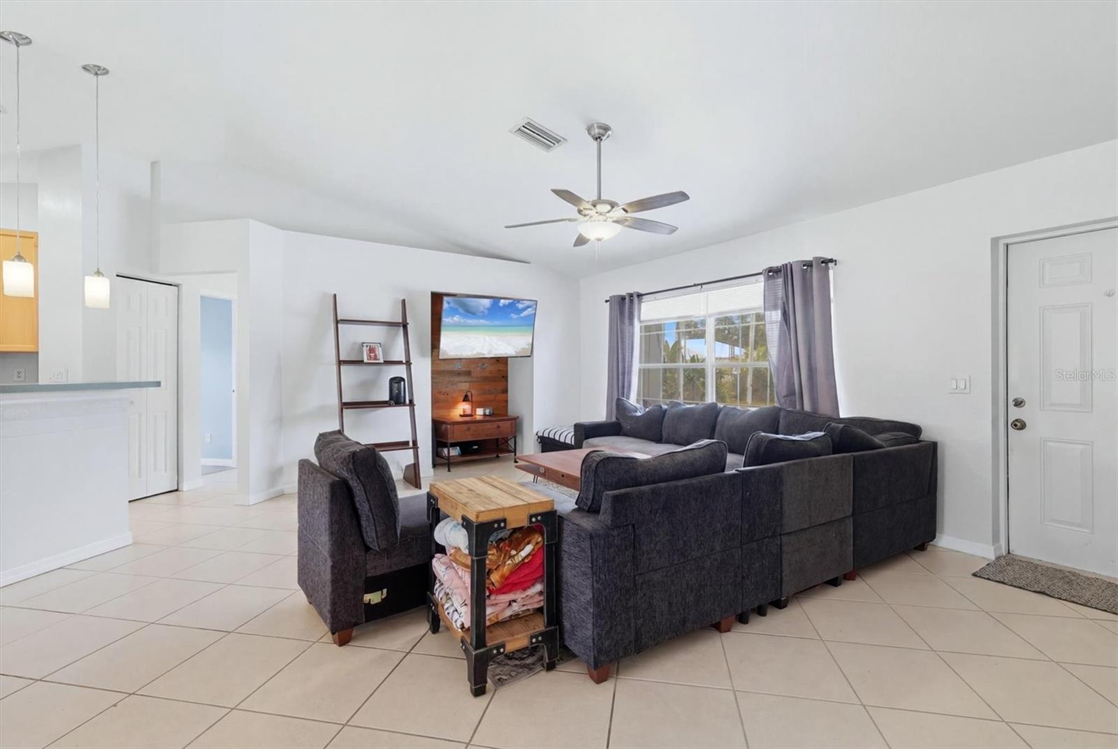 3265 Quarter St Property Photo 4