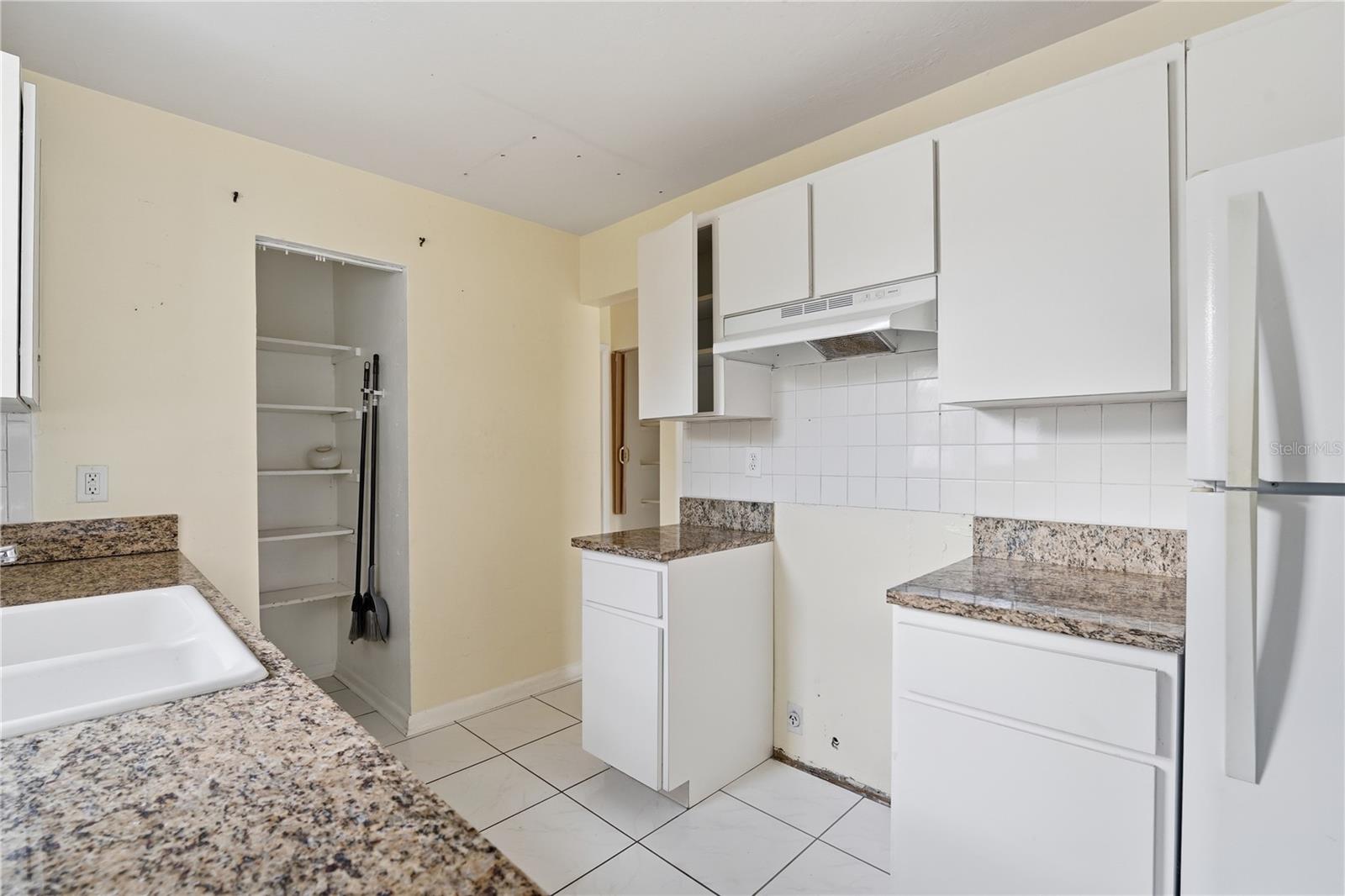 21123 Glendale Ave Property Photo 4