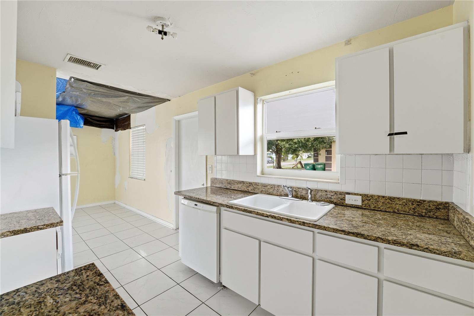 21123 Glendale Ave Property Photo 5