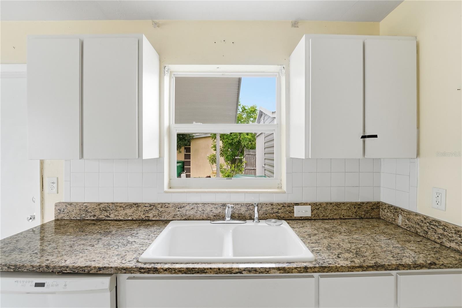 21123 Glendale Ave Property Photo 6