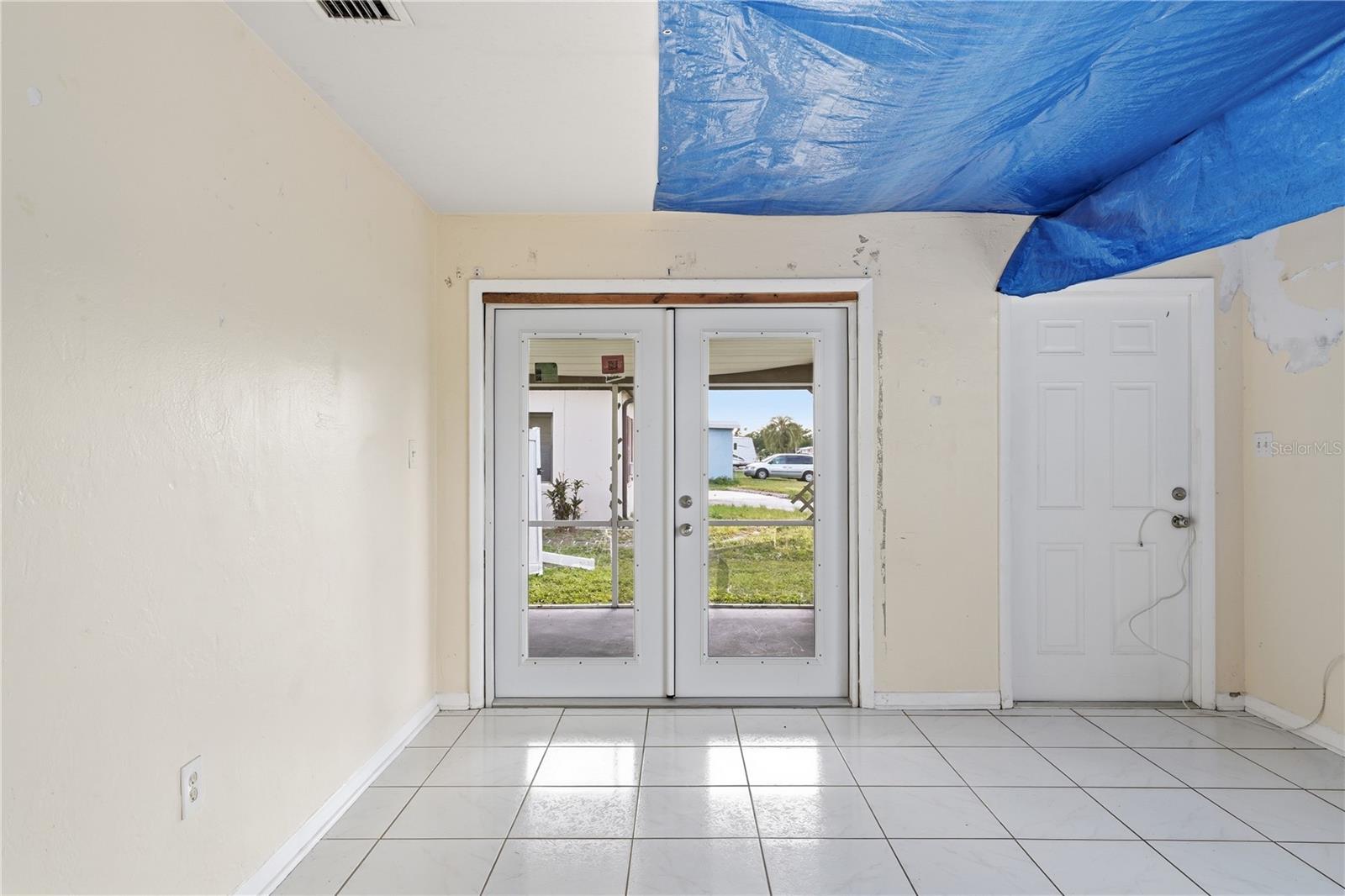 21123 Glendale Ave Property Photo 8