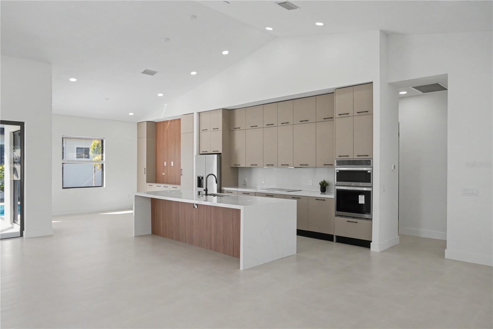 14687 Lillian Cir Property Photo 3