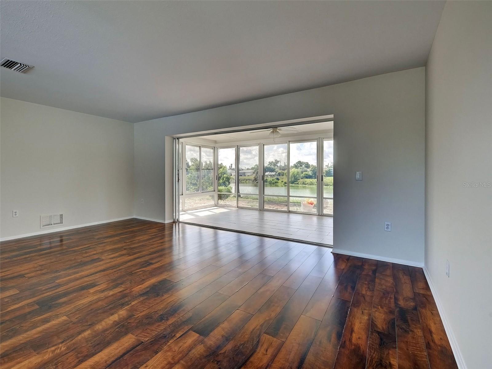 412 Pine Tree Ter Property Photo 10