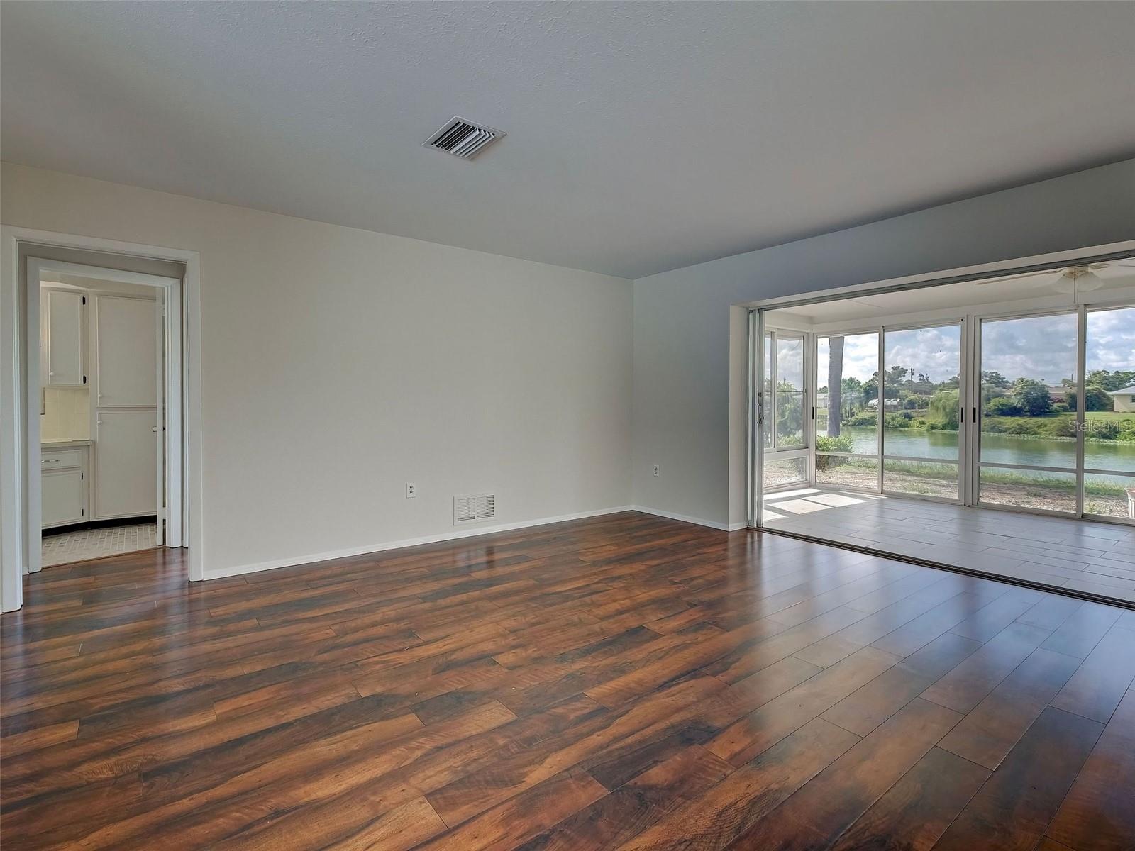 412 Pine Tree Ter Property Photo 11