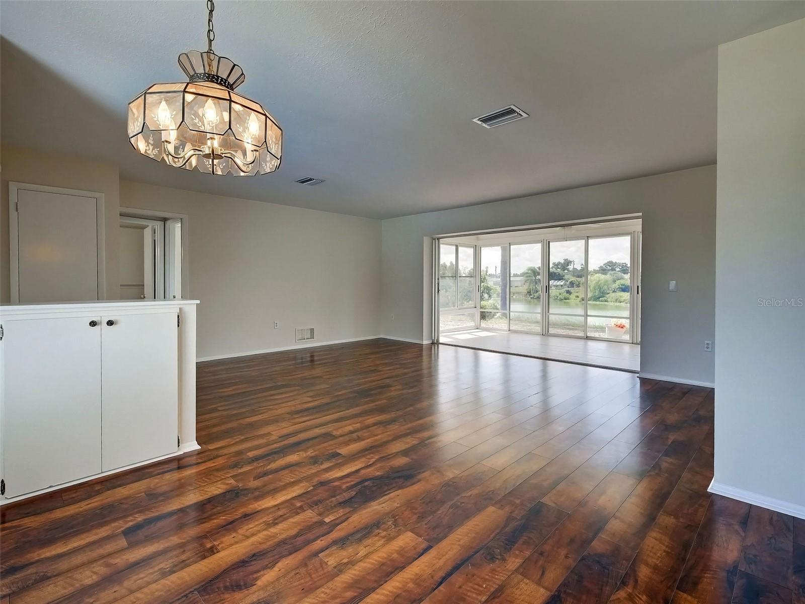 412 Pine Tree Ter Property Photo 12
