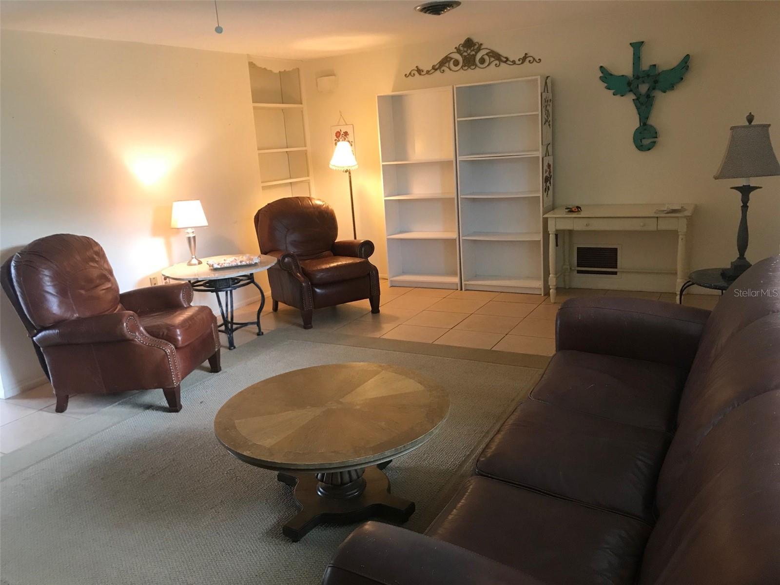 1825 Shadow Ln Property Photo 4