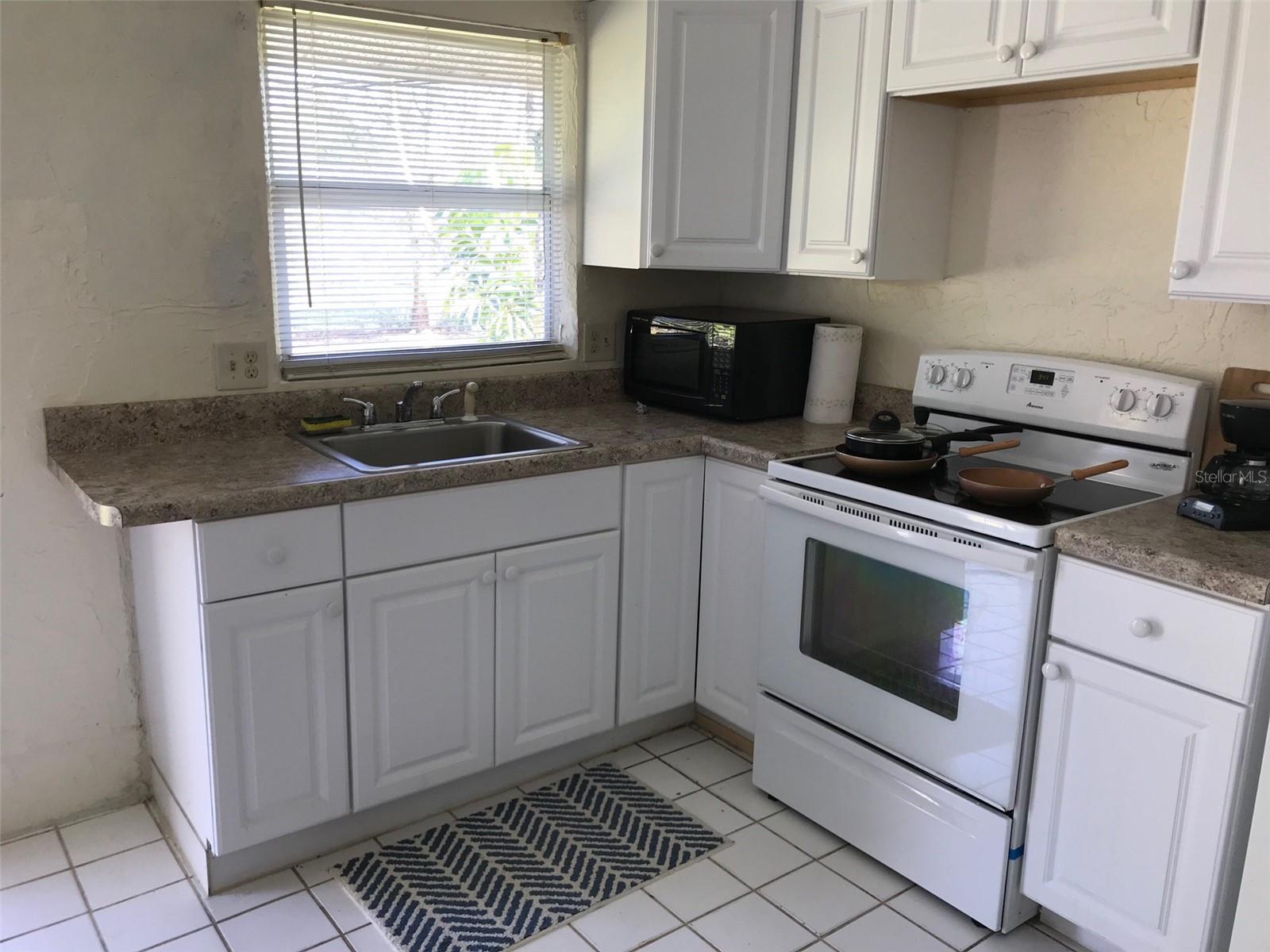 1825 Shadow Ln Property Photo 16