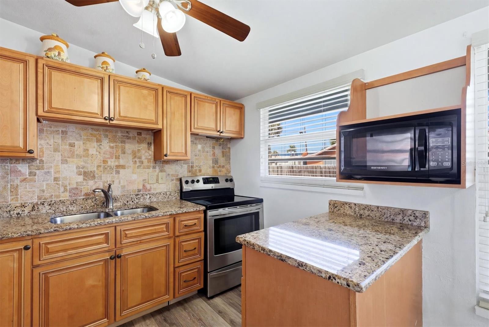 898 S Broadway Property Photo 19