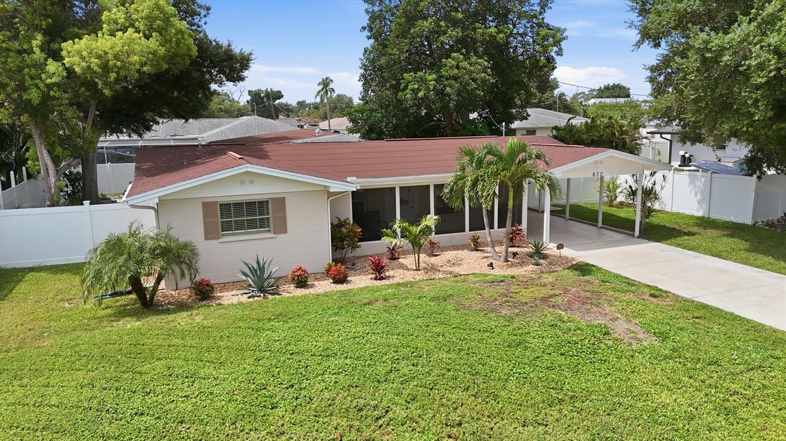 630 E Seminole Dr Property Photo 3