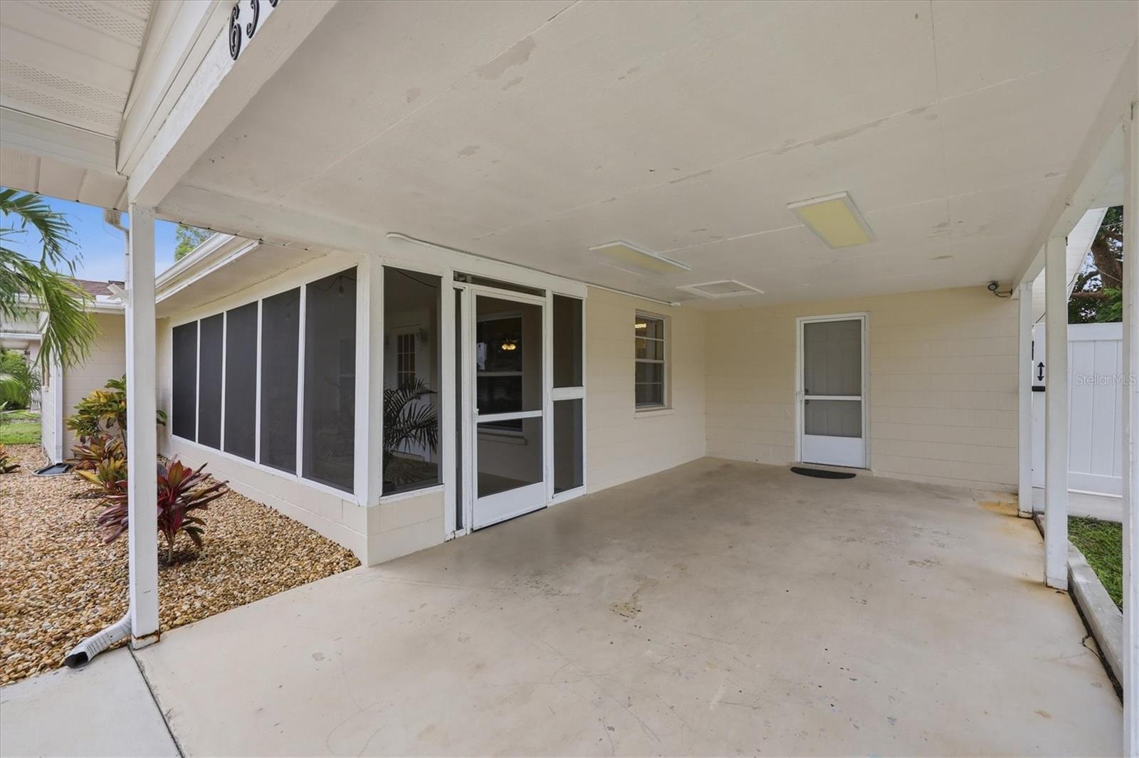630 E Seminole Dr Property Photo 4