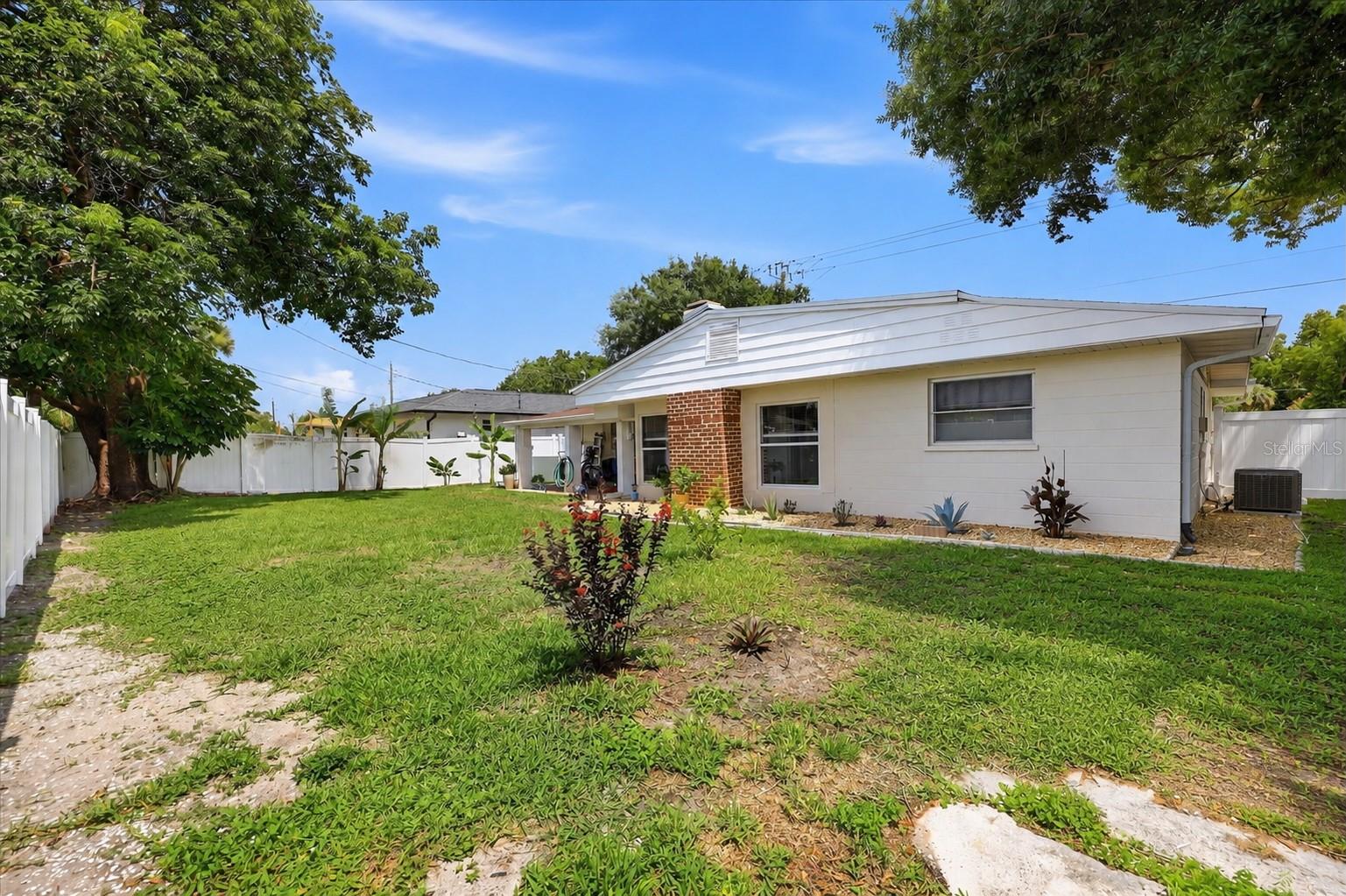 630 E Seminole Dr Property Photo 33
