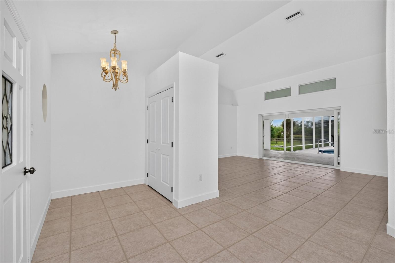 200 S Oxford Dr Property Photo 5