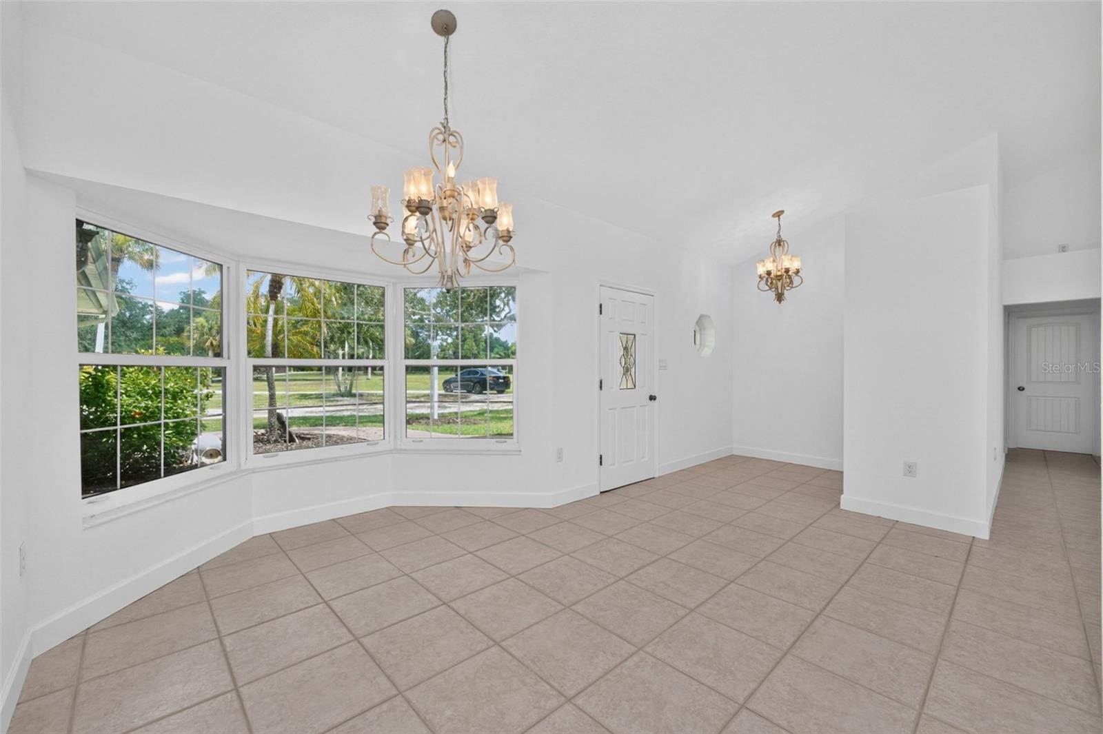 200 S Oxford Dr Property Photo 11