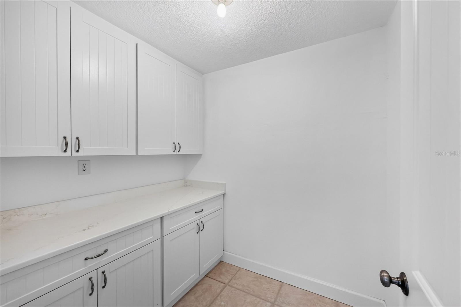 200 S Oxford Dr Property Photo 25