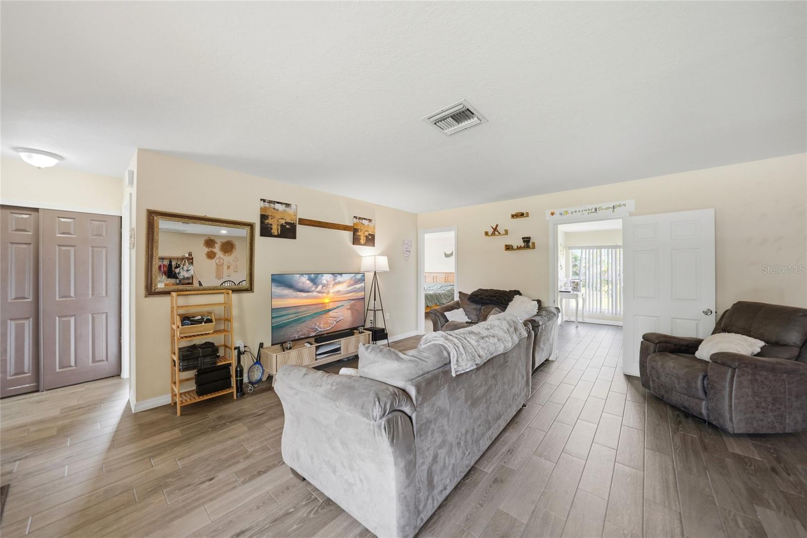 23159 Olean Blvd Property Photo 4