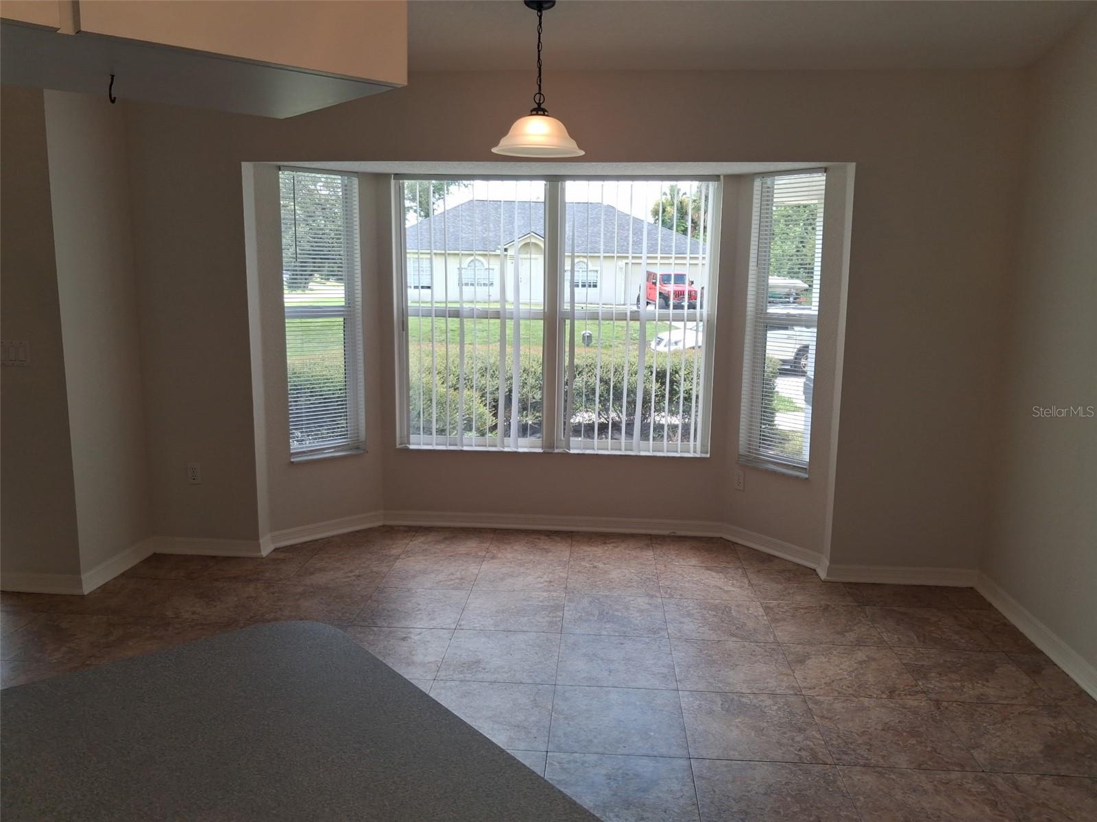 2420 Dumont Ln Property Photo 3