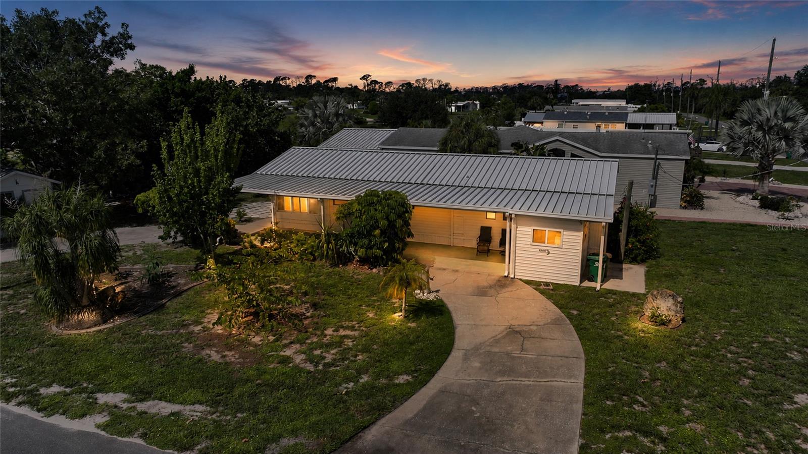 1230 Seahorse Ln Property Photo 1