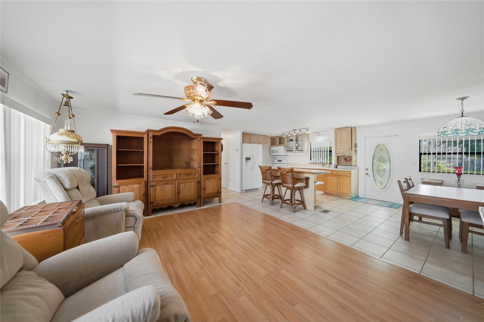 1230 Seahorse Ln Property Photo 3