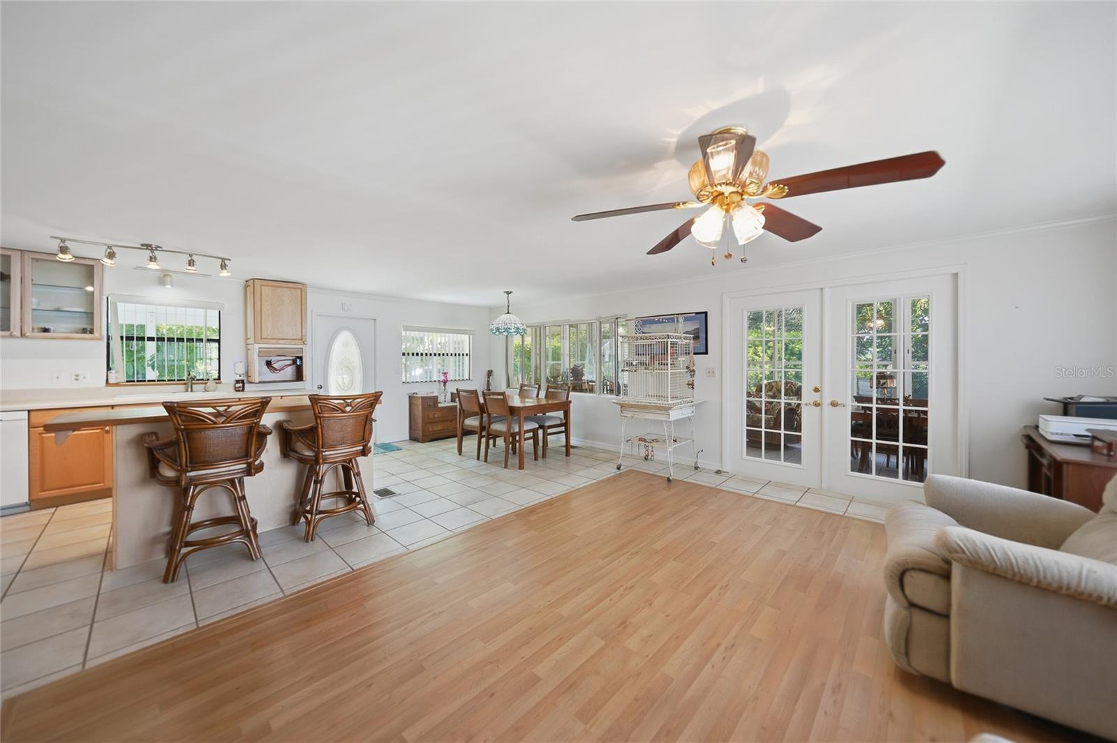 1230 Seahorse Ln Property Photo 4