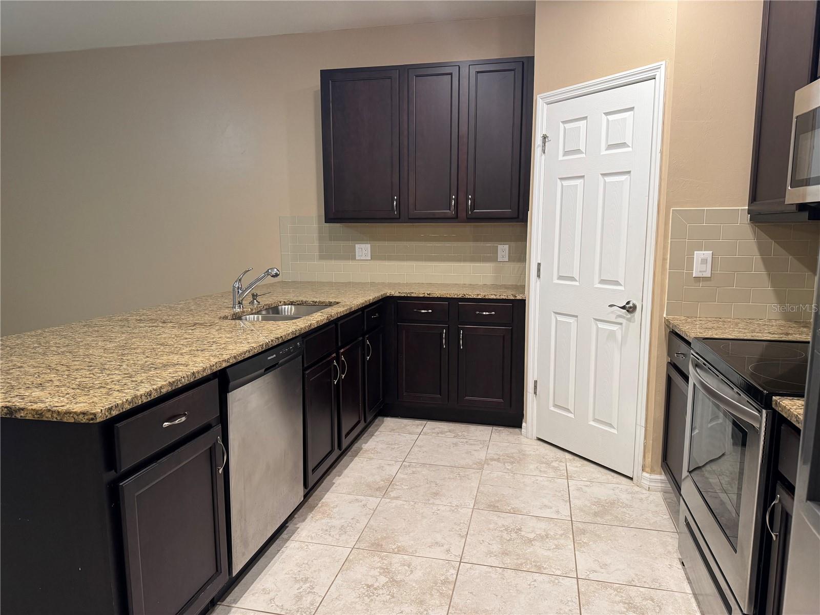 26077 Sandhill Blvd Property Photo 5