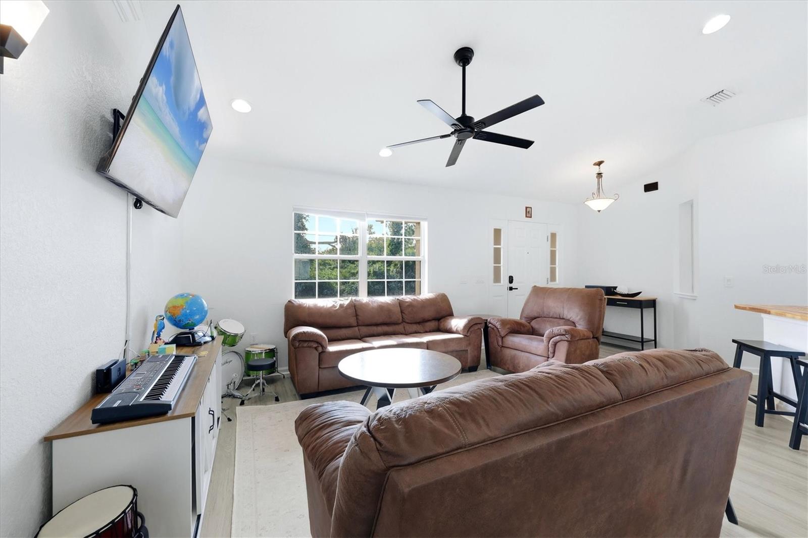 2565 Clovelon St Property Photo 6