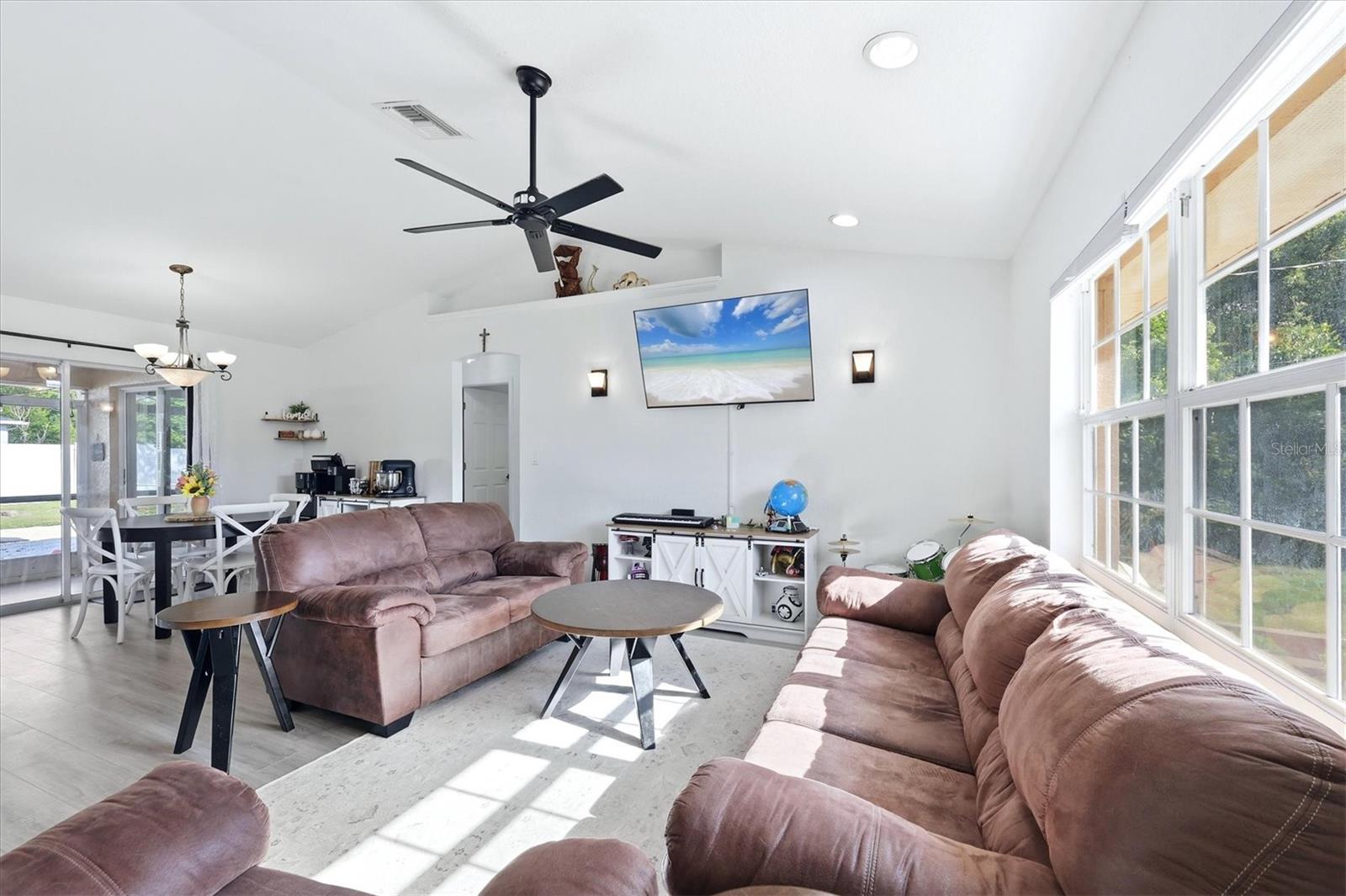 2565 Clovelon St Property Photo 8