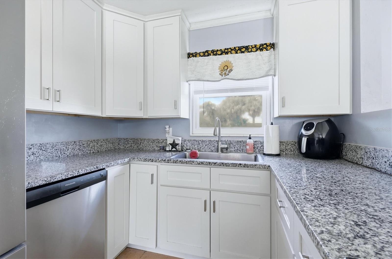 2424 Warne St Property Photo 13