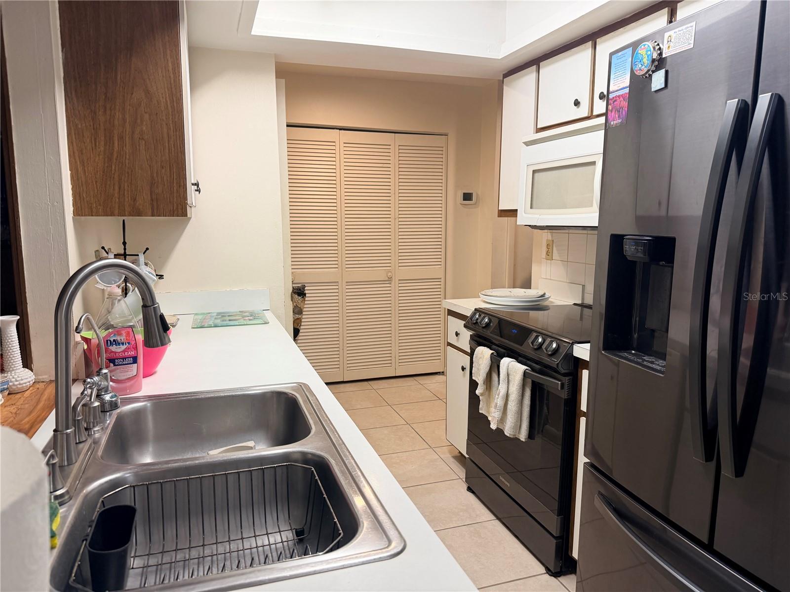 1148 Lyle St Property Photo 7