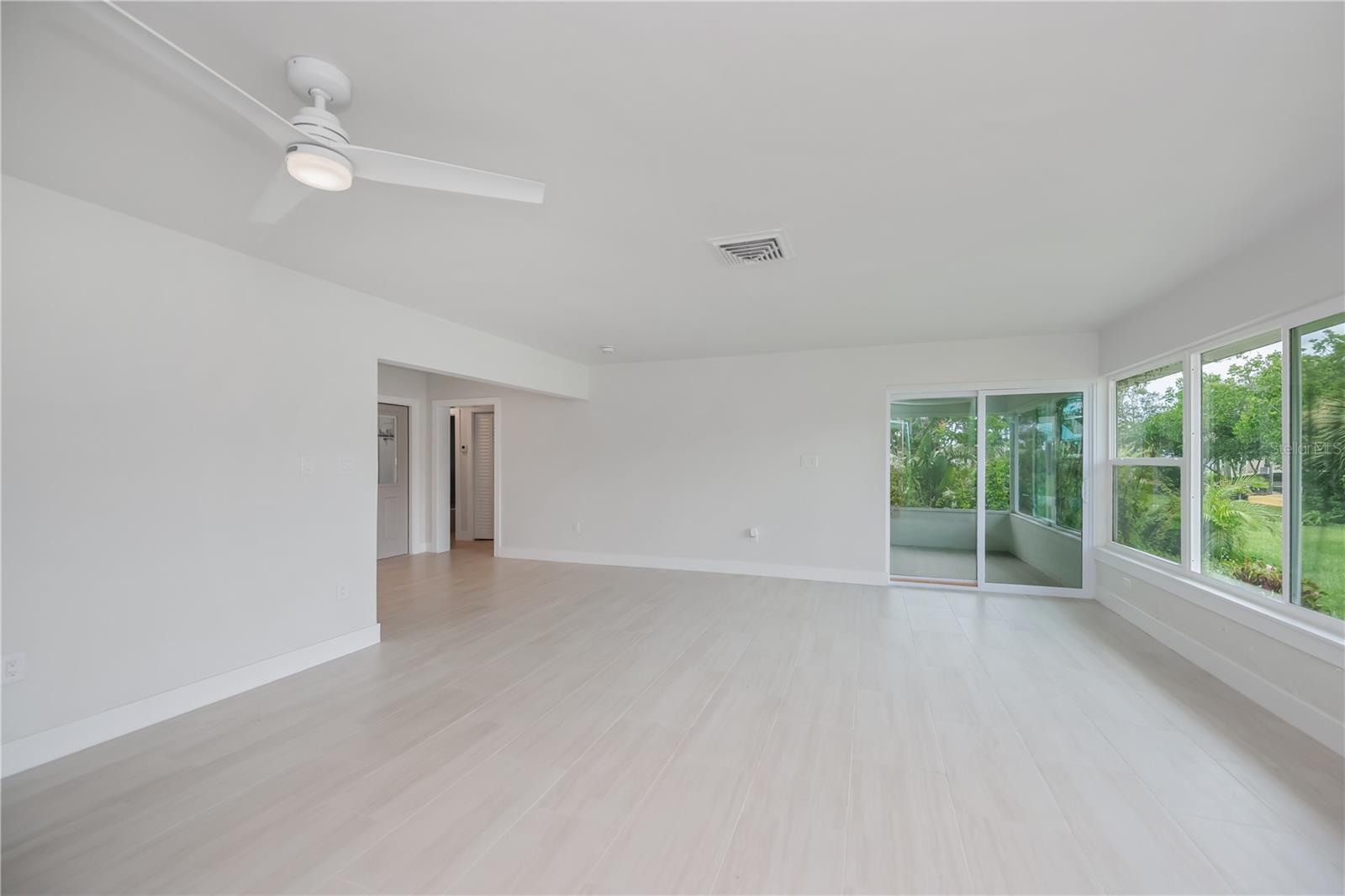 352 Oak St Property Photo 9