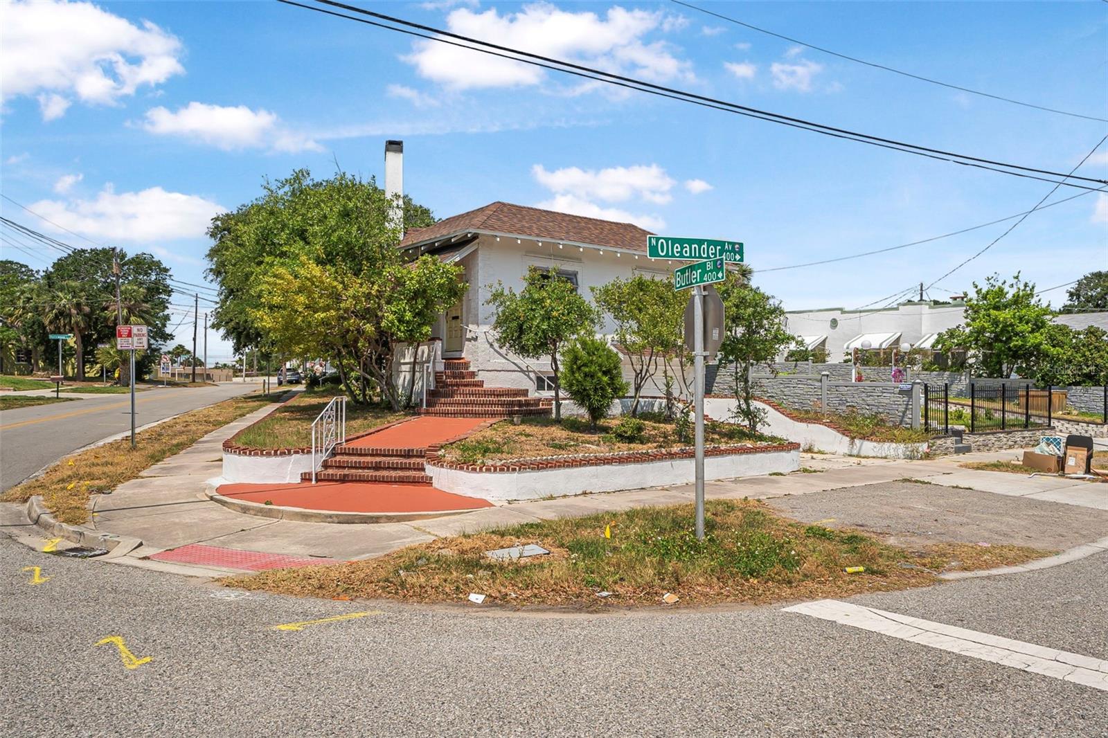 401 N Oleander Ave Property Photo 1