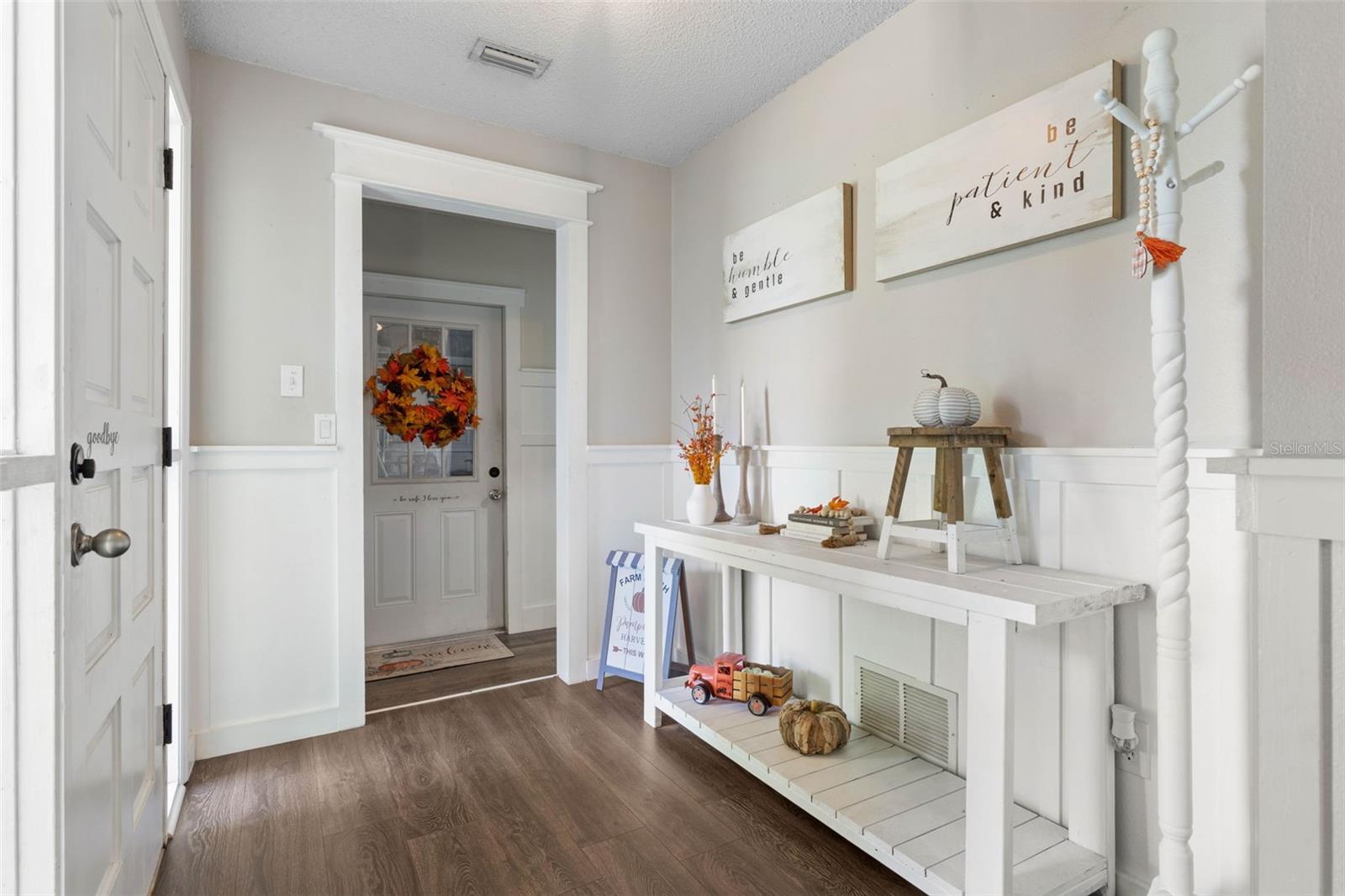 6 Patchogue Pl Property Photo 2