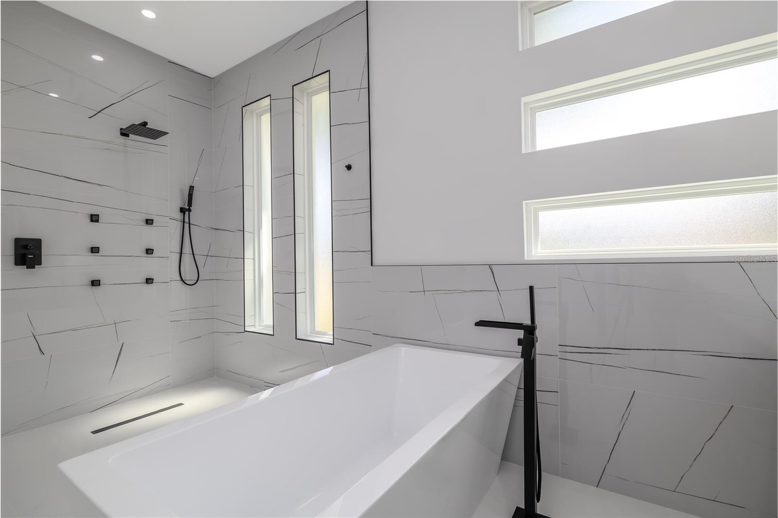 6 Rockne Ln Property Photo 37