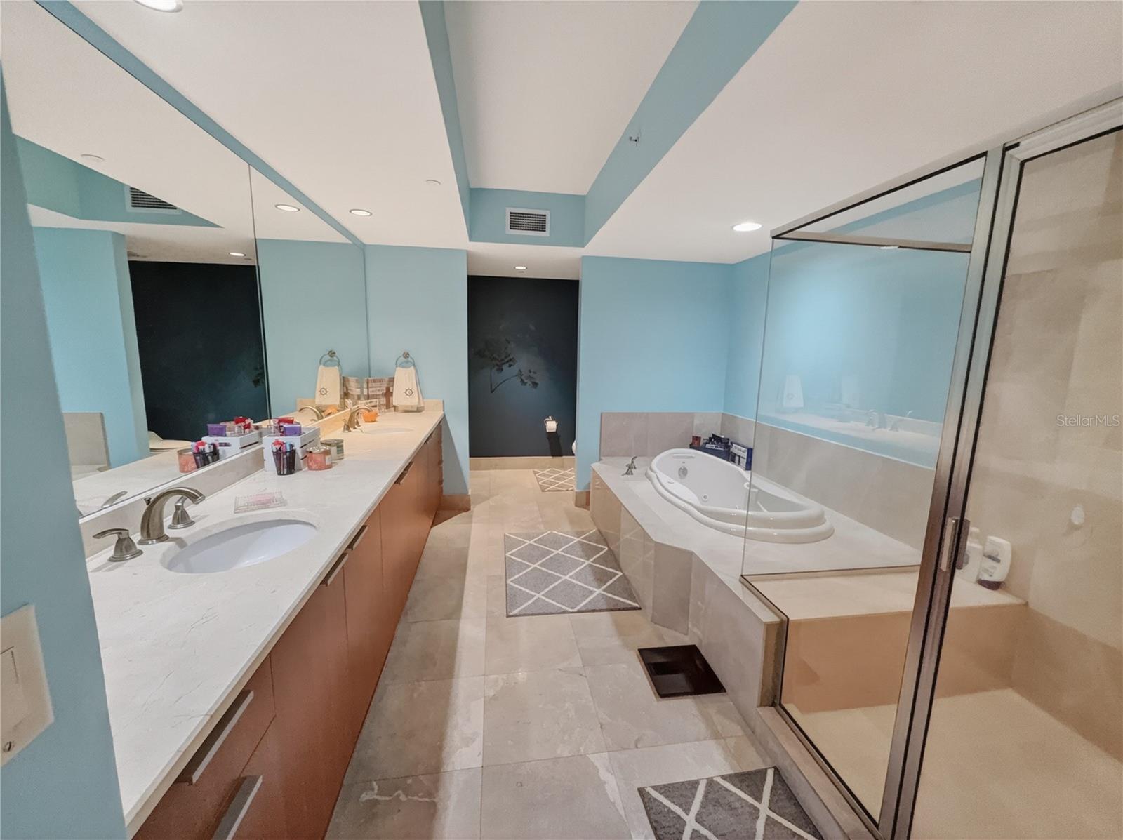 231 Riverside Dr #208-1 Property Photo 8