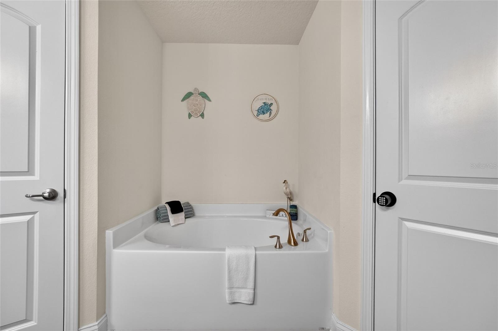 14 Farnell Ln Property Photo 23