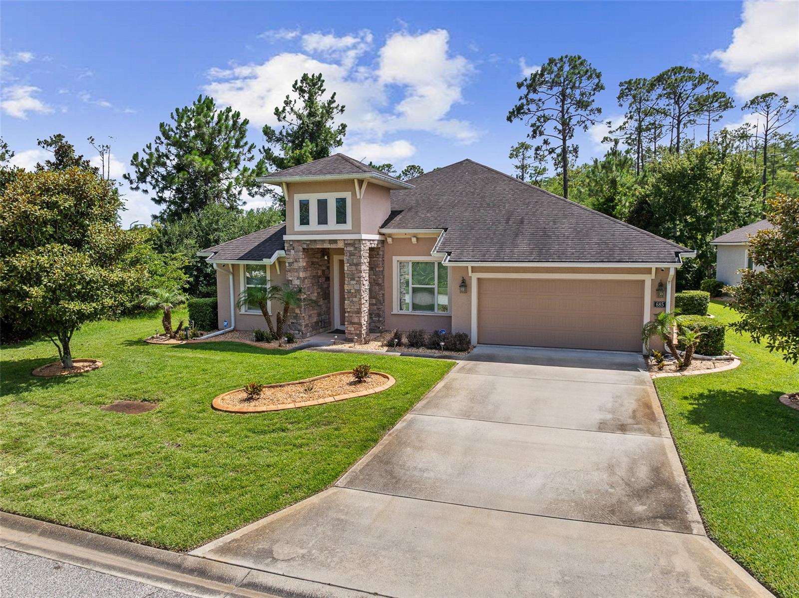 685 Aldenham Ln Property Photo 2