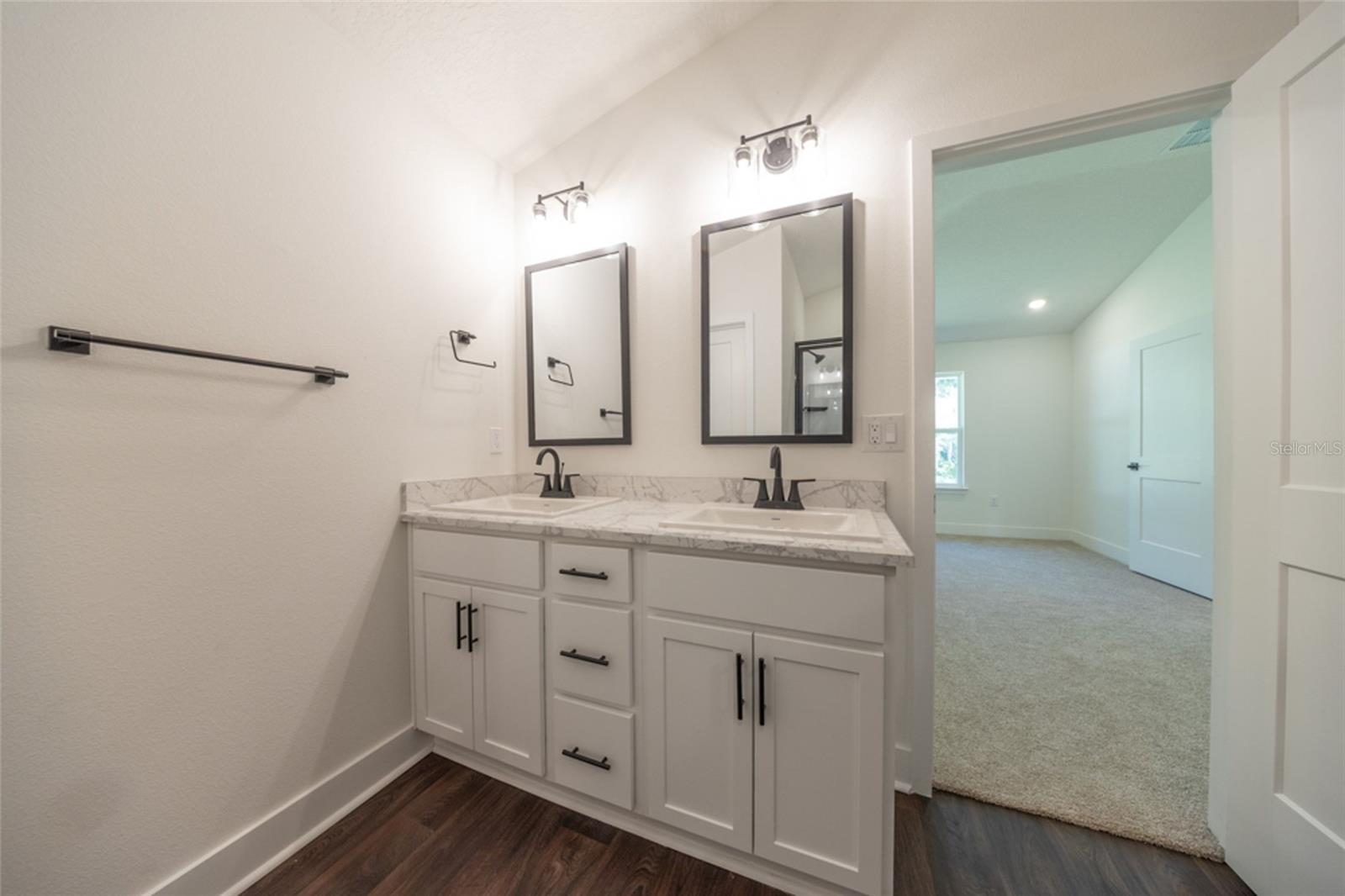 35 Farnell Ln Property Photo 12