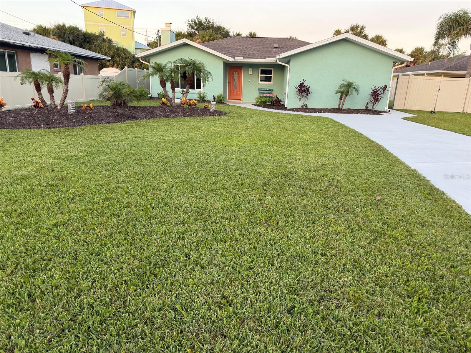 1946 N DAYTONA AVE Property Photo 1
