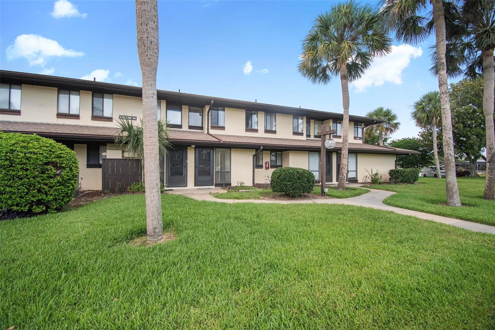 44 CLUB HOUSE DR #106 Property Photo 1