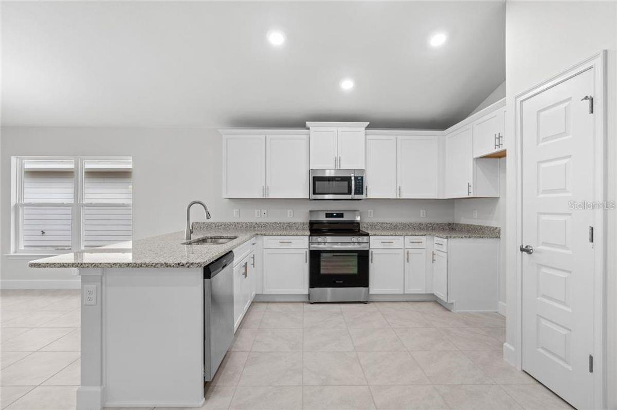 19 Sedgefield Path S Property Photo 4