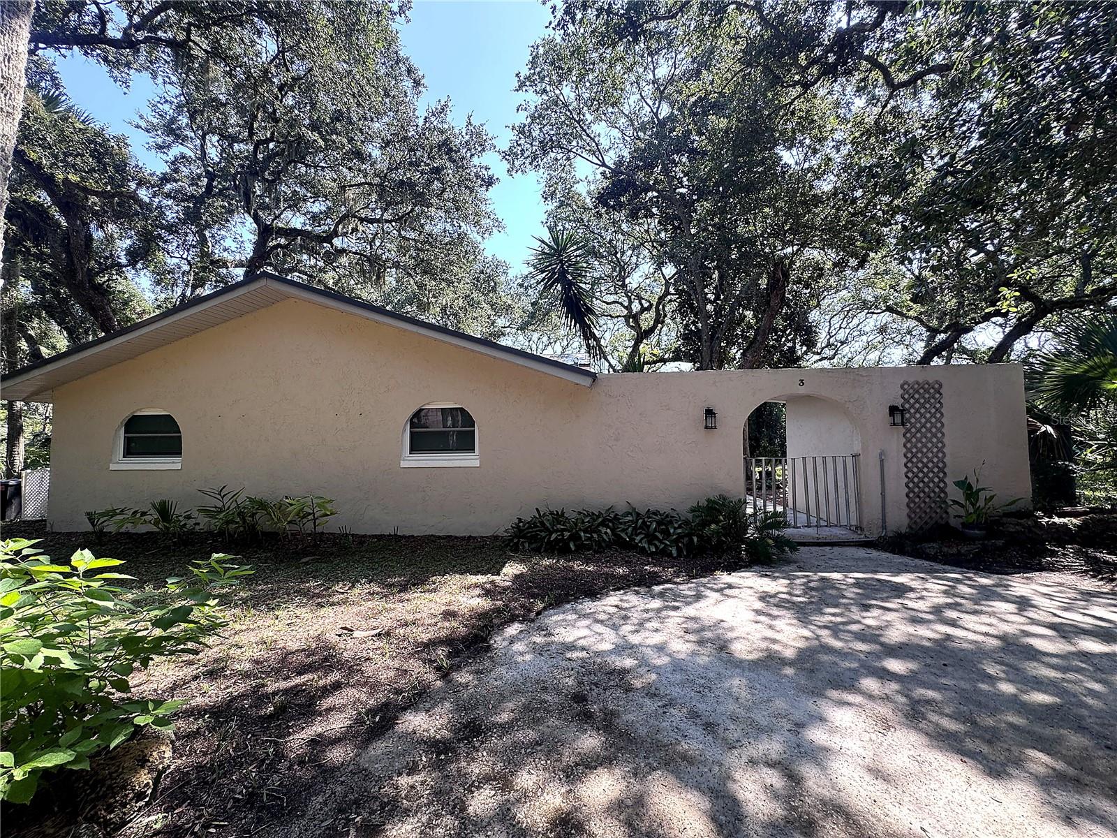 3 Elizabeth Dr E Property Photo 1