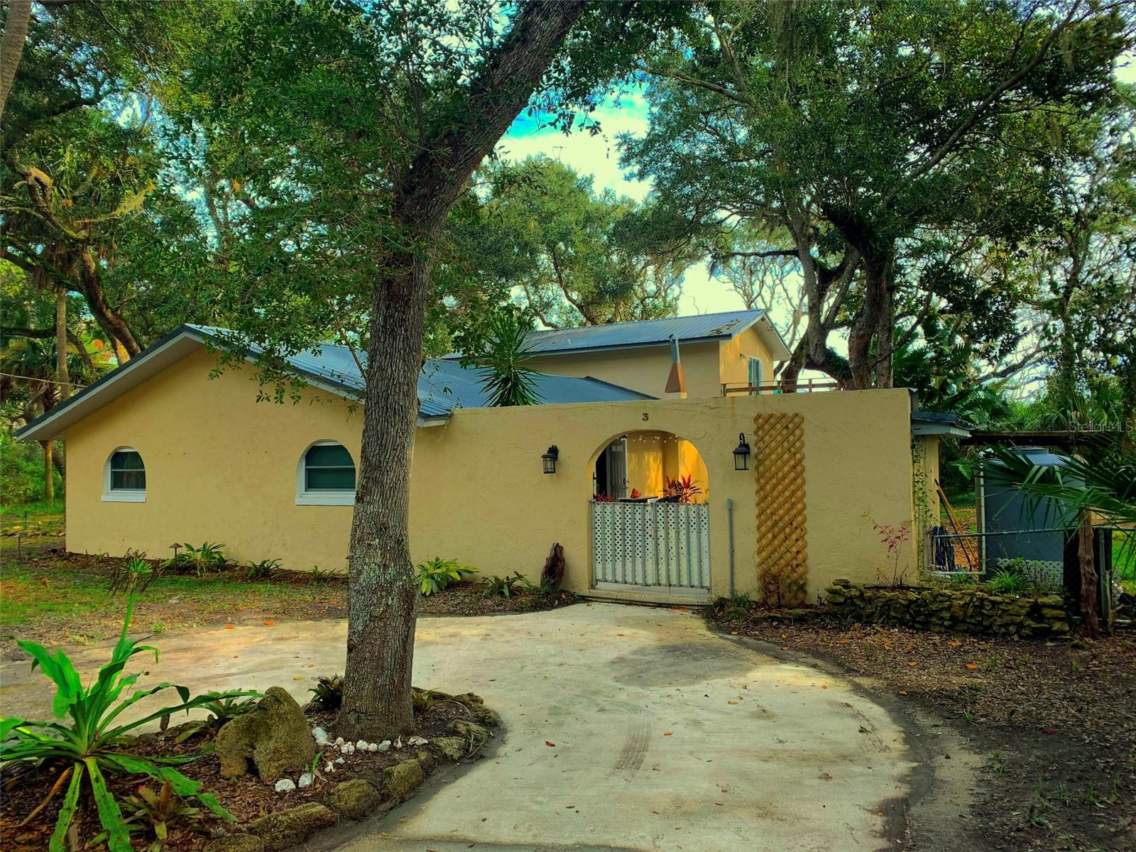 3 Elizabeth Dr E Property Photo 2