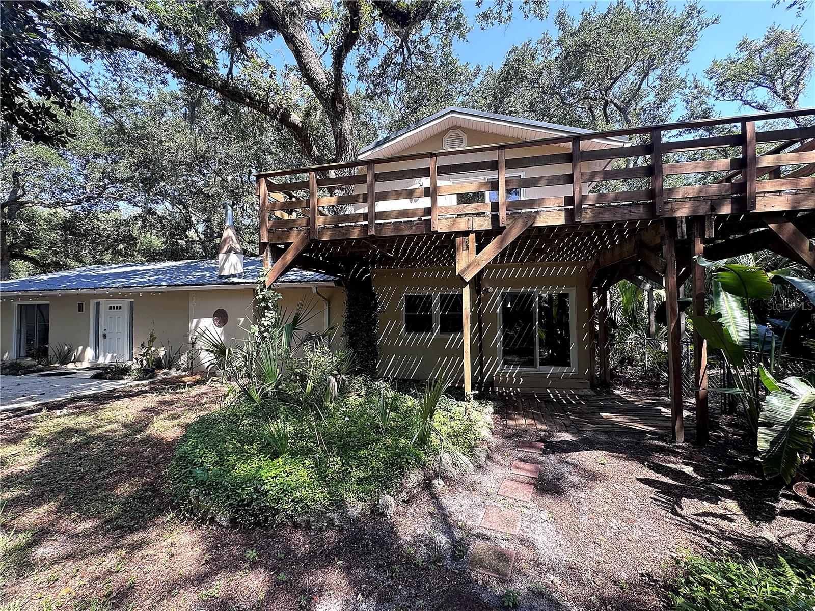 3 Elizabeth Dr E Property Photo 2