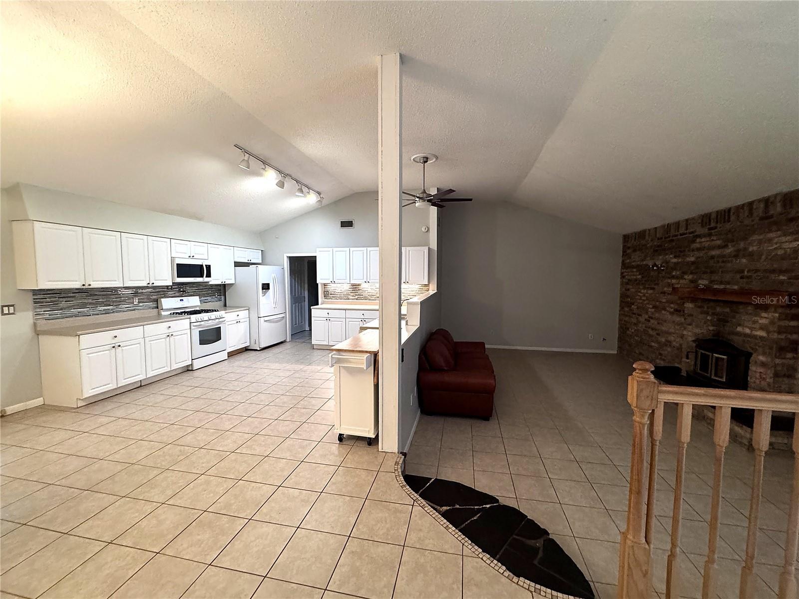3 Elizabeth Dr E Property Photo 3