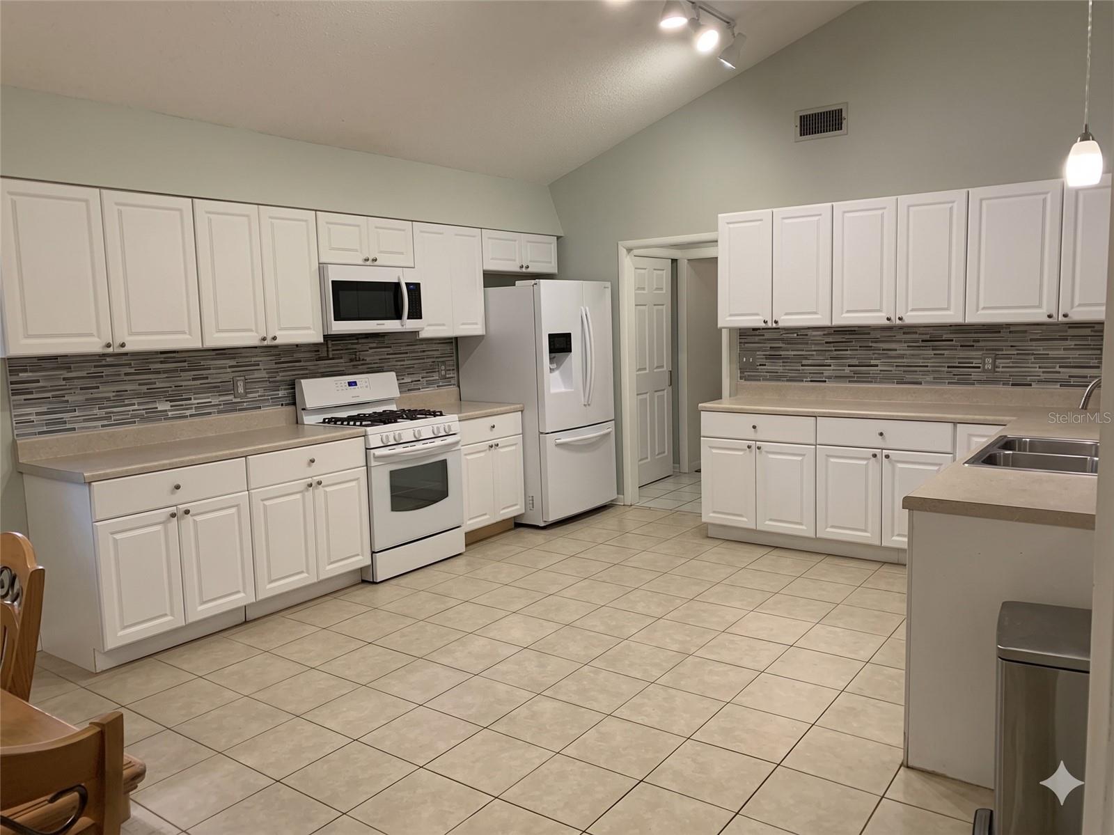 3 Elizabeth Dr E Property Photo 4