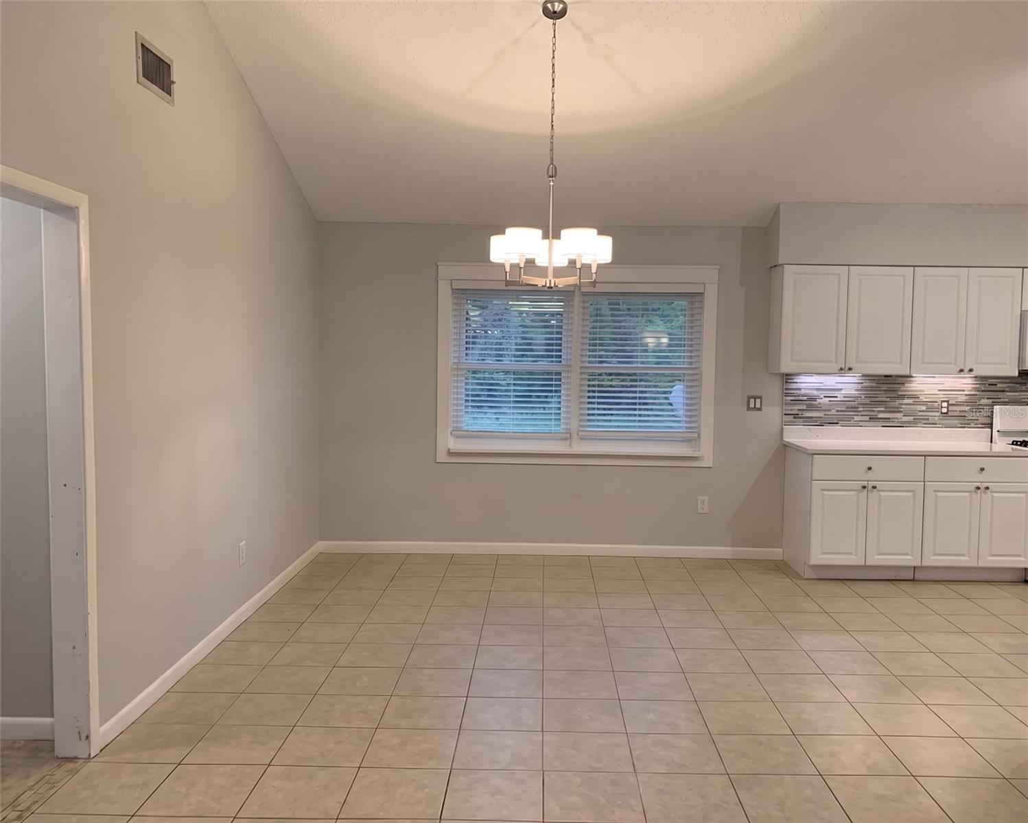 3 Elizabeth Dr E Property Photo 5