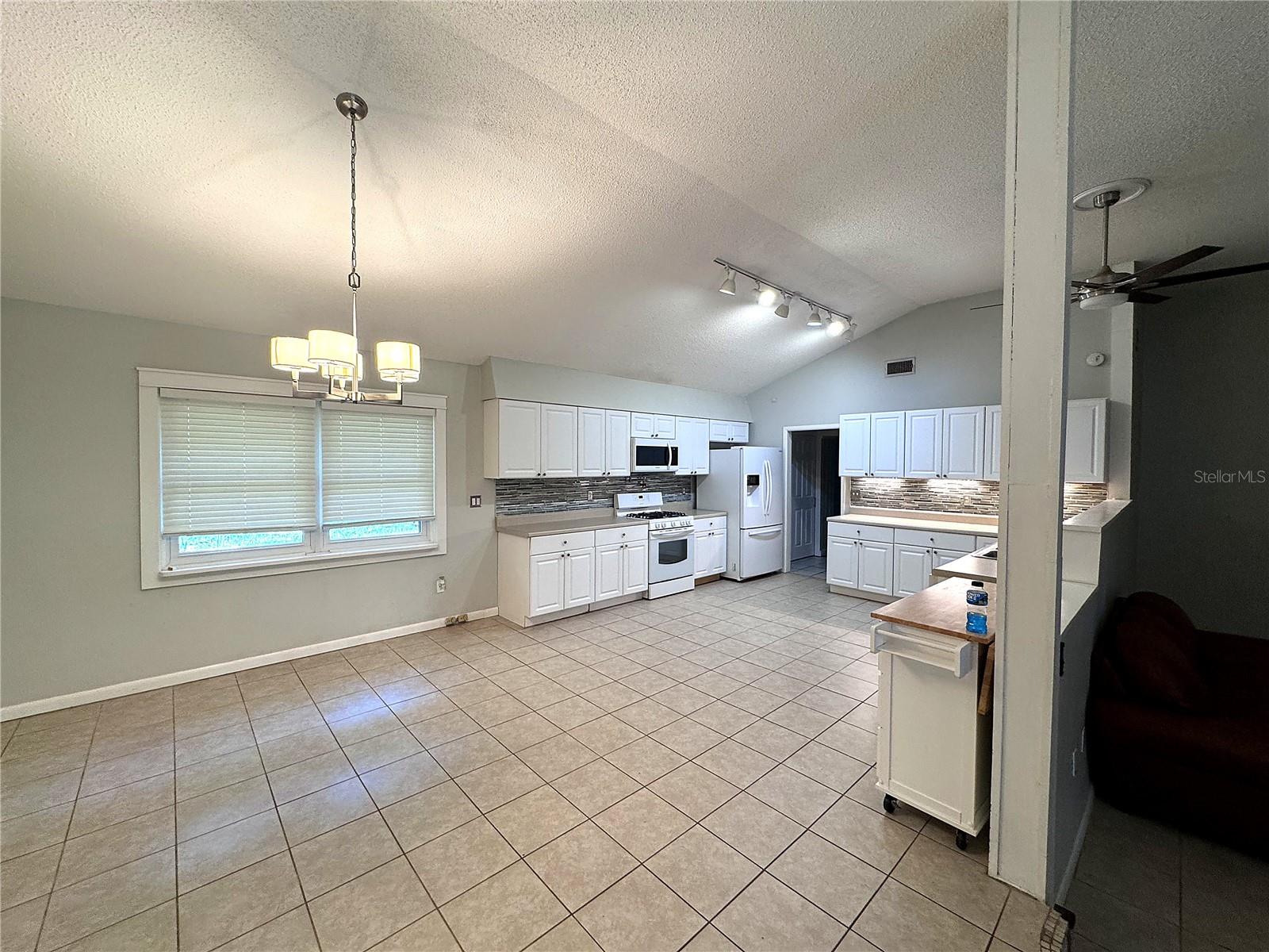 3 Elizabeth Dr E Property Photo 5