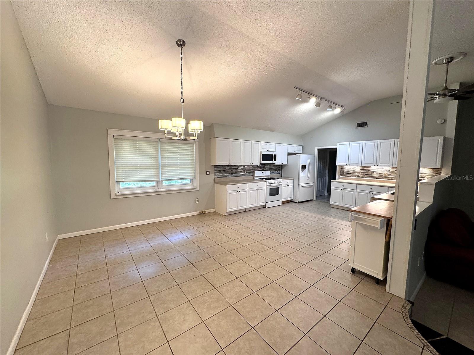 3 Elizabeth Dr E Property Photo 6