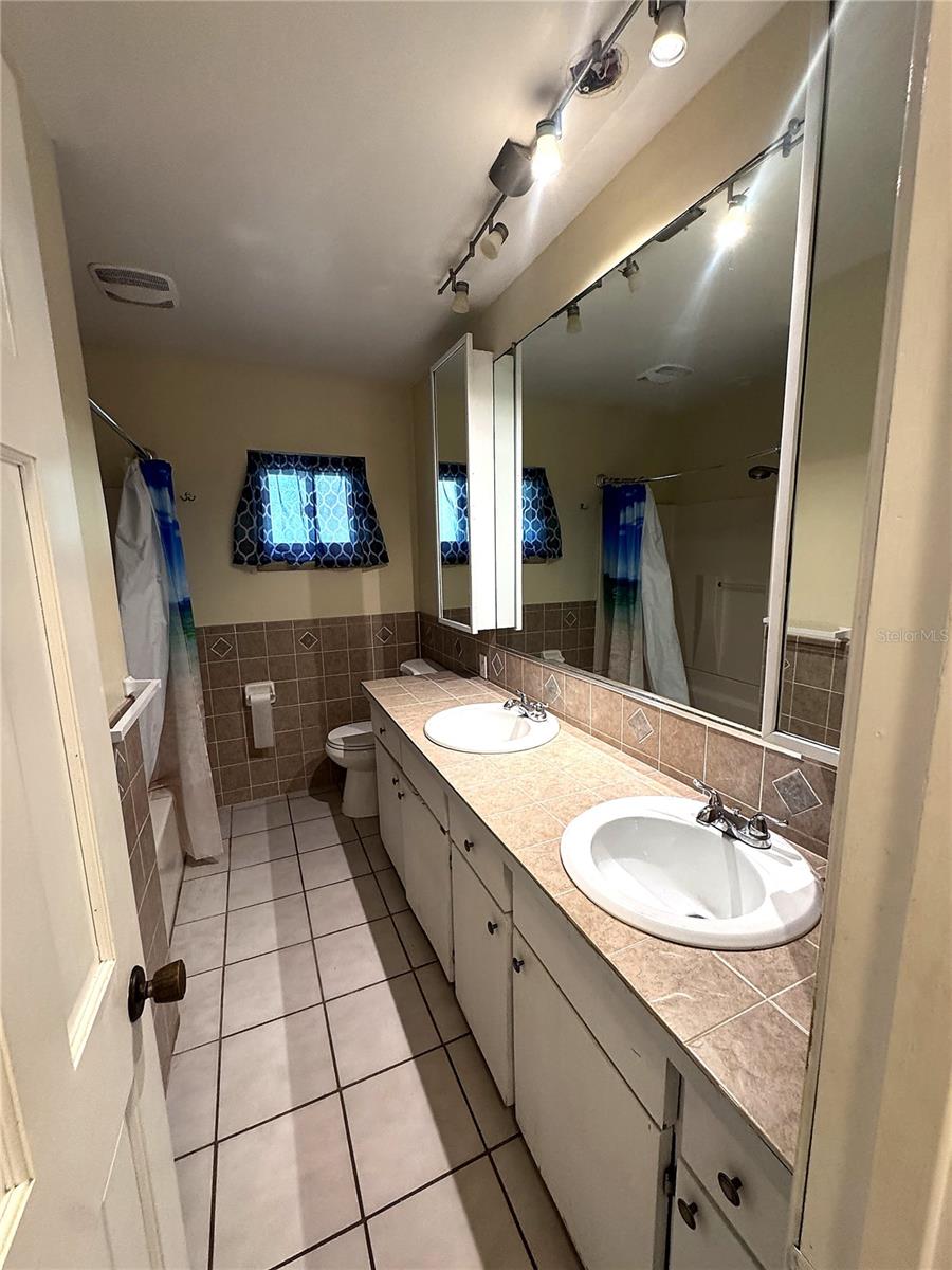 3 Elizabeth Dr E Property Photo 9