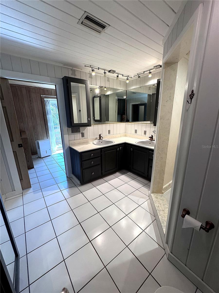 3 Elizabeth Dr E Property Photo 18