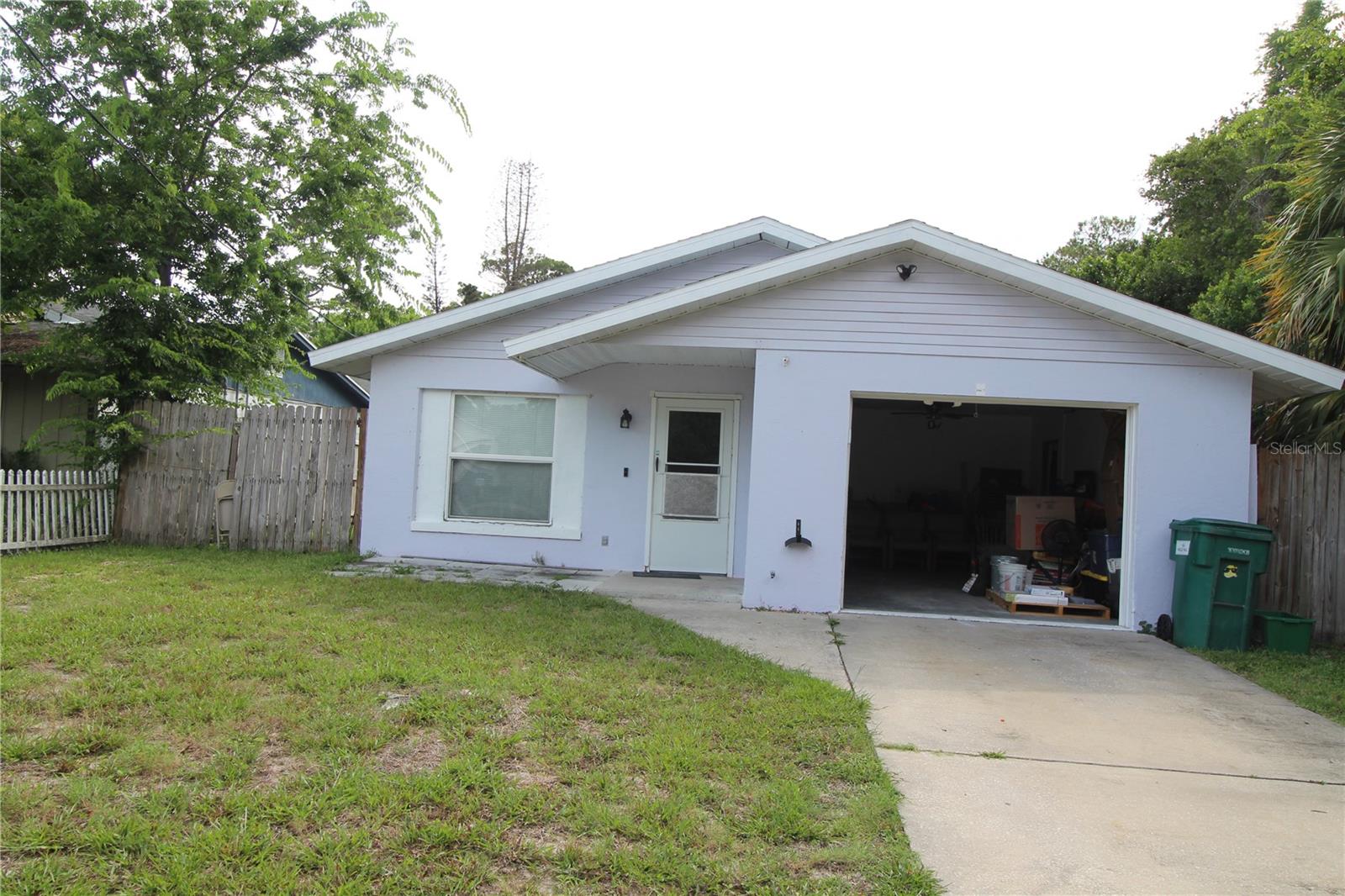 812 Oleander Ave Property Photo 2
